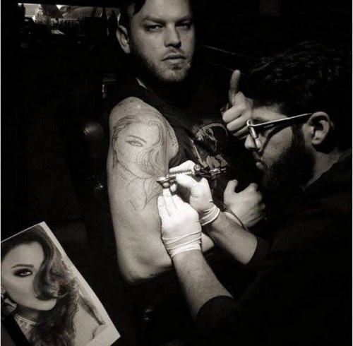 بالصور- شاهدوا مجنون هيفاء وهبي الذي حولها إلى وشم عملاق!