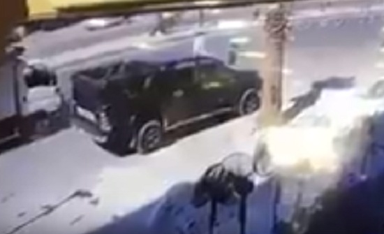 فيديو مؤلم :دهس طفل كان بجانب والده .. والأب يبحث عن نجله فيديو مؤلم :دهس طفل كان بجانب والده .. والأب يبحث عن نجله