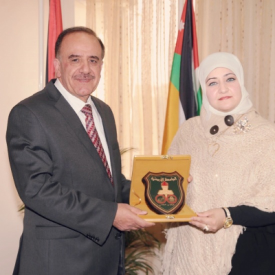 رئيس الجامعة الأردنيّة يكرّم الأديبة الشّعلان رئيس الجامعة الأردنيّة يكرّم الأديبة الشّعلان
