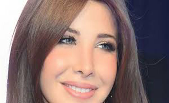نانسي عجرم تشعل مواقع التواصل.. بالمايوه مع زوجها على البحر (صورة) نانسي عجرم تشعل مواقع التواصل.. بالمايوه مع زوجها على البحر (صورة)