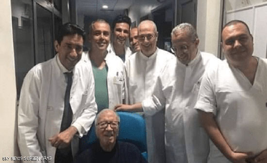 الرئاسة التونسية تنشر صورتين للرئيس السبسي قبل مغادرته المستشفى الرئاسة التونسية تنشر صورتين للرئيس السبسي قبل مغادرته المستشفى