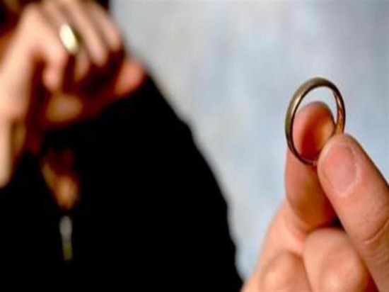 “بطة” تطلب الخُلع: “بينط من البلكونة ويروح لجارتنا.. وبنتي كشفتهم” “بطة” تطلب الخُلع: “بينط من البلكونة ويروح لجارتنا.. وبنتي كشفتهم”
