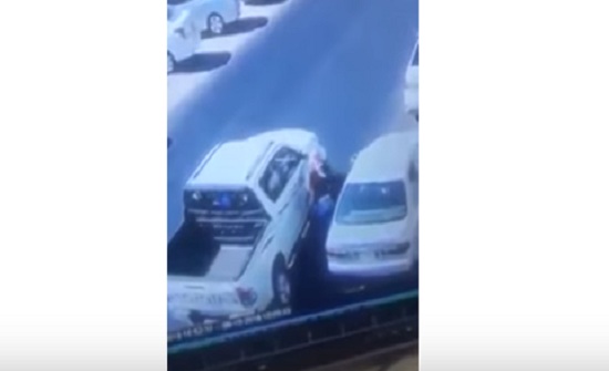 بالفيديو : دورية شرطة تمنع محاولة سرقة سيارة في عمان بالفيديو : دورية شرطة تمنع محاولة سرقة سيارة في عمان