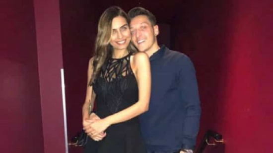 أيام قليلة بعد إعلان تاريخ زفافهما.. خطيبة مسعود أوزيل تغضب منه بسبب صورة له مع ريهانا أيام قليلة بعد إعلان تاريخ زفافهما.. خطيبة مسعود أوزيل تغضب منه بسبب صورة له مع ريهانا