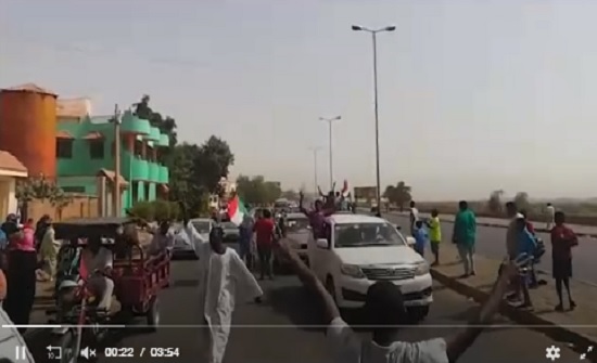 بالفيديو.. مواكب تجوب الخرطوم فرحاً وإنزال صورة للبشير بالفيديو.. مواكب تجوب الخرطوم فرحاً وإنزال صورة للبشير