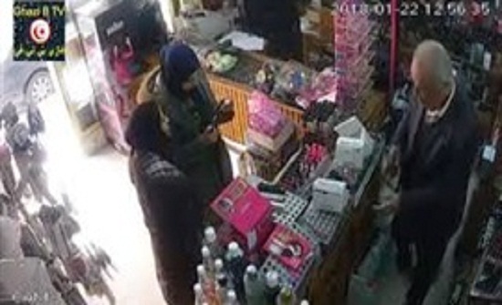 لحظة سرقة عطور من محل لمستحضرات التجميل (فيديو) لحظة سرقة عطور من محل لمستحضرات التجميل (فيديو)