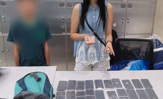 أم صينية تجبر ابنها الصغير على تهريب 40 جهاز آيفون إكس أم صينية تجبر ابنها الصغير على تهريب 40 جهاز آيفون إكس