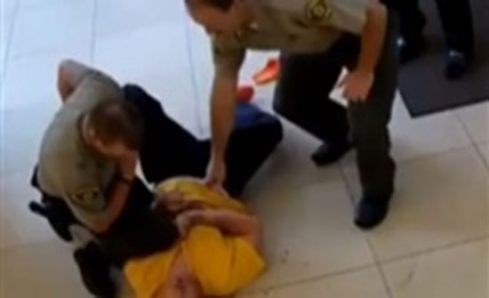 نهاية مفجعة لمسجون حاول الهروب من المحكمة (فيديو) نهاية مفجعة لمسجون حاول الهروب من المحكمة (فيديو)