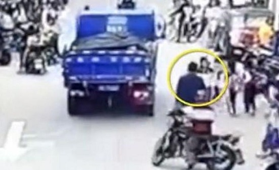 بالفيديو : لحظة إنقاذ صبي دفعه زميله أسفل عجلات شاحنة بالفيديو : لحظة إنقاذ صبي دفعه زميله أسفل عجلات شاحنة