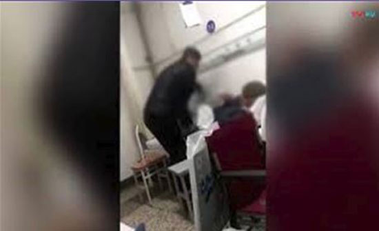 مشهد مروع لابن يضرب والده المريض داخل مستشفى (فيديو) مشهد مروع لابن يضرب والده المريض داخل مستشفى (فيديو)