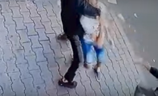لقطات مروعة للحظة خنق لصين شاب لسرقة هاتفه المحمول (فيديو) لقطات مروعة للحظة خنق لصين شاب لسرقة هاتفه المحمول (فيديو)
