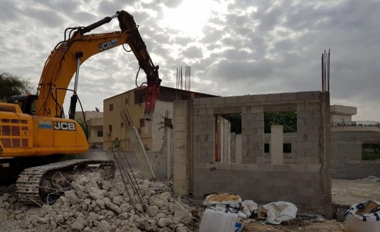 جرافات الاحتلال الاسرائيلي تهدم منشآت سكنية وتجارية بالقدس جرافات الاحتلال الاسرائيلي تهدم منشآت سكنية وتجارية بالقدس