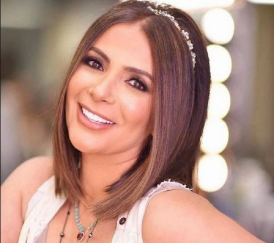 بالفيديو - منى زكي تكشف سراً عن حياتها... هذا ما تفعله في السادسة صباحاً بالفيديو - منى زكي تكشف سراً عن حياتها... هذا ما تفعله في السادسة صباحاً