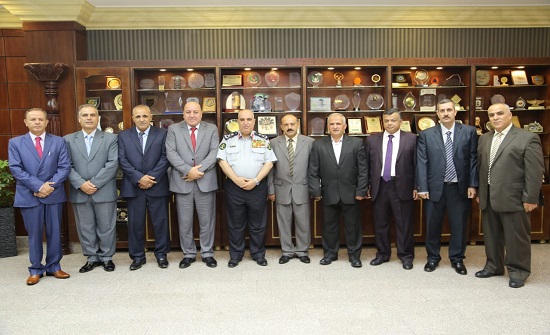 الدفاع المدني يكرم ضباطاً متقاعدين الدفاع المدني يكرم ضباطاً متقاعدين