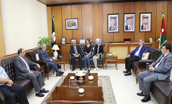 كفافي يلتقي الطالبتين الحموري والسرحان ويشيد بمستواهما الصحفي كفافي يلتقي الطالبتين الحموري والسرحان ويشيد بمستواهما الصحفي