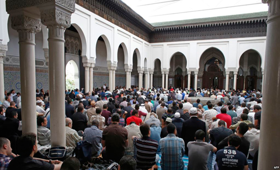 تخصيص مظلات للمصلين في محيط مسجد عجلون الكبير تخصيص مظلات للمصلين في محيط مسجد عجلون الكبير