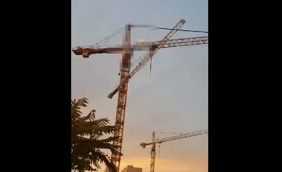 بالفيديو: لحظة سقوط شاب من أعلى رافعة عملاقة بالفيديو: لحظة سقوط شاب من أعلى رافعة عملاقة