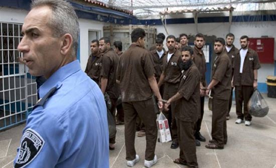 10 أسرى فلسطينيين يواصلون إضرابا مفتوحا عن الطعام 10 أسرى فلسطينيين يواصلون إضرابا مفتوحا عن الطعام