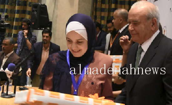 شاهد بالفيديو والصور : توزيع هدايا وحواسيب على اوائل التوجيهي شاهد بالفيديو والصور : توزيع هدايا وحواسيب على اوائل التوجيهي