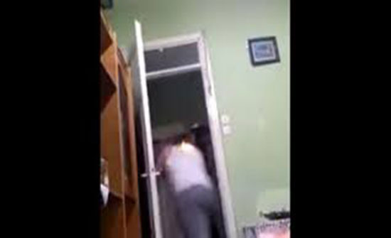 صبي يشعل النيران في نفسه أمام الكاميرا (فيديو) صبي يشعل النيران في نفسه أمام الكاميرا (فيديو)