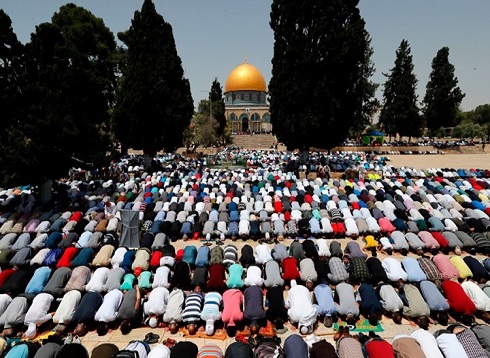 100 ألف مصلٍ يؤدون جمعة رمضان الثالثة في الأقصى 100 ألف مصلٍ يؤدون جمعة رمضان الثالثة في الأقصى