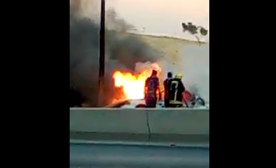 بالفيديو : احتراق سيارة بشكل كامل في الزرقاء بالفيديو : احتراق سيارة بشكل كامل في الزرقاء