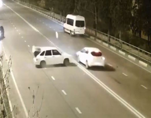 راكب يندفع من نافذة سيارة تعرضت لحادث خطير (فيديو) راكب يندفع من نافذة سيارة تعرضت لحادث خطير (فيديو)