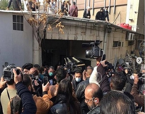 فيديوهات : جنازة مهيبة لتشييع المخرج حاتم علي وانهيار زوجته فيديوهات : جنازة مهيبة لتشييع المخرج حاتم علي وانهيار زوجته
