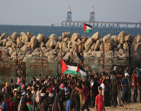 وسط نيران إسرائيلية.. فلسطينيون يواصلون مسيرات "العودة" بحرا وبرا وسط نيران إسرائيلية.. فلسطينيون يواصلون مسيرات "العودة" بحرا وبرا