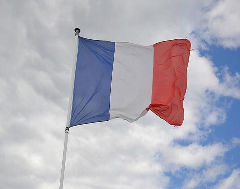 سياسيون فرنسيون يحتجون على أداء المسلمين صلاة الجمعة بالشوارع سياسيون فرنسيون يحتجون على أداء المسلمين صلاة الجمعة بالشوارع