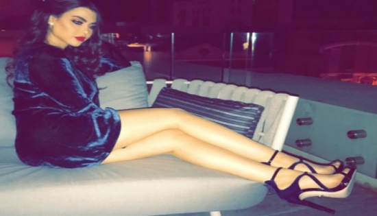 بالصور.. الفنانة اللبنانية قمر بإطلالة جريئة وأكثر من مثيرة تُظهر مفاتنها