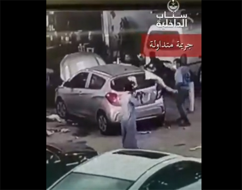 شاب سعودي يهاجم عمال صيانة سيارات بسلاح رشاش موقعا إصابات في صفوفهم (فيديو) شاب سعودي يهاجم عمال صيانة سيارات بسلاح رشاش موقعا إصابات في صفوفهم (فيديو)