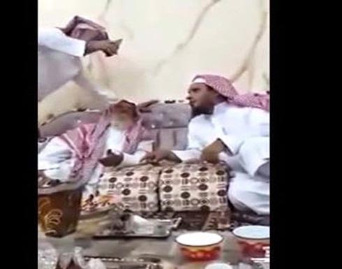 بالفيديو: يعقد قرانه عبر الجوال