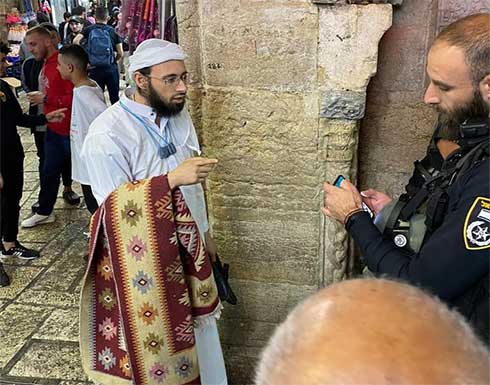 مستوطن يحاول دخول "المسجد الأقصى" بلباس إسلامي .. بالفيديو مستوطن يحاول دخول "المسجد الأقصى" بلباس إسلامي .. بالفيديو