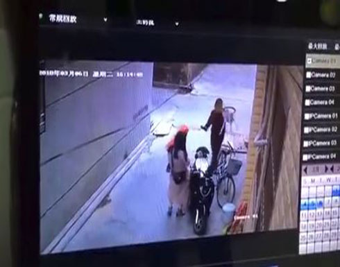 شخص يقوم بطعن سيدتين أثناء وقوفهما أمام منزلهما (فيديو) شخص يقوم بطعن سيدتين أثناء وقوفهما أمام منزلهما (فيديو)