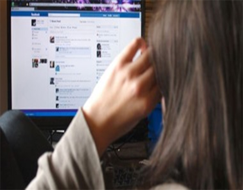 شابة بريطانية تنتحر بعد اكتشافها لمحادثات حبيبها على "فيسبوك" شابة بريطانية تنتحر بعد اكتشافها لمحادثات حبيبها على "فيسبوك"