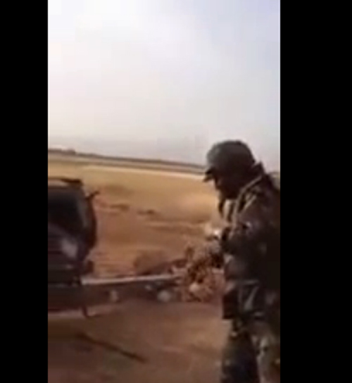 مقاتل من حزب الله يقصف القصير ويشتم بني امية ( فيديو )