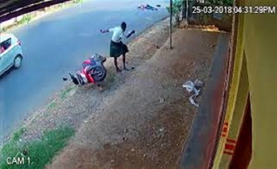 رد فعل رجل لحظة نجاته من حادث سير مروع (فيديو) رد فعل رجل لحظة نجاته من حادث سير مروع (فيديو)