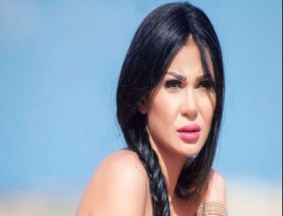قصير فوق الركبة.. منى ممدوح تثير الجدل بإطلالة جريئة قصير فوق الركبة.. منى ممدوح تثير الجدل بإطلالة جريئة