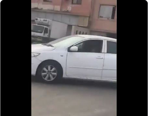 فيديو : شاب يستخدم حركة "بذيئة" مع فتاة في شوارع السعودية فيديو : شاب يستخدم حركة "بذيئة" مع فتاة في شوارع السعودية