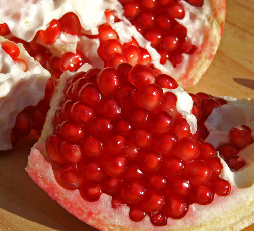 الرمان يفيد في علاج الإسهال والزنطاريا  ويطفيء حرارة الكبد