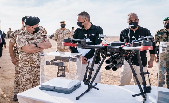 الملك يتابع تجارب ميدانية في المركز الأردني للتصميم - صور الملك يتابع تجارب ميدانية في المركز الأردني للتصميم - صور