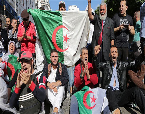 بالفيديو : في الجمعة الـ47.. جزائريون تحت المطر يستظلون بمطالب التغيير بالفيديو : في الجمعة الـ47.. جزائريون تحت المطر يستظلون بمطالب التغيير