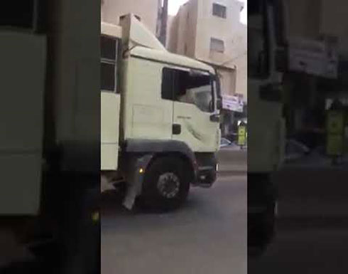 دخول حافلة جنود احتلال الى قلنديا والشبان يرشقونها بالحجارة دخول حافلة جنود احتلال الى قلنديا والشبان يرشقونها بالحجارة