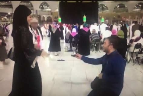 شاهد.. تركي يخطب فتاة أمام الكعبة المشرفة فأغضب هؤلاء
