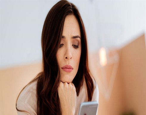 الهاتف الخلوي يدمر بشرتكِ.. إليك ما لا تعرفينه الهاتف الخلوي يدمر بشرتكِ.. إليك ما لا تعرفينه