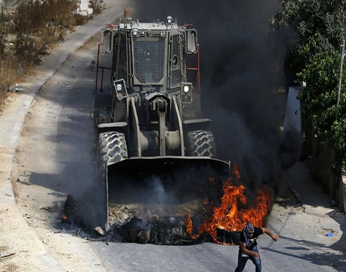 بالفيديو : جرافة إسرائيلية تهاجم المتظاهرين الفلسطينيين في "كفر قدوم" بالفيديو : جرافة إسرائيلية تهاجم المتظاهرين الفلسطينيين في "كفر قدوم"