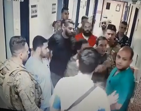 جنود لبنانيون يعتدون على طبيب بالضرب .. شاهد جنود لبنانيون يعتدون على طبيب بالضرب .. شاهد