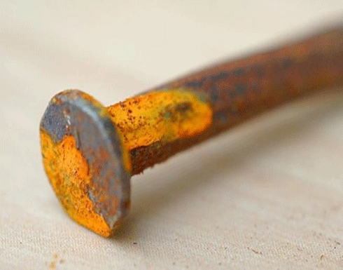 بالخطوات.. هذا ما عليكم فعله إذا دخل مسمار في قدمكم