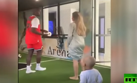 ليتها لم تفعل!.. زوجة بوغبا تقوم بتحدي "المناديل الورقية" (فيديو) ليتها لم تفعل!.. زوجة بوغبا تقوم بتحدي "المناديل الورقية" (فيديو)